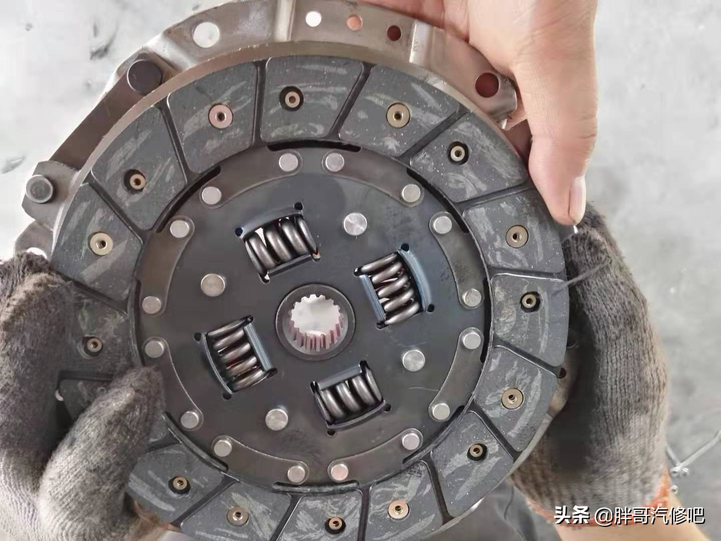 五菱之光挂档不走,胖哥以为换挡拉线脱落,原来是摩擦片报废了