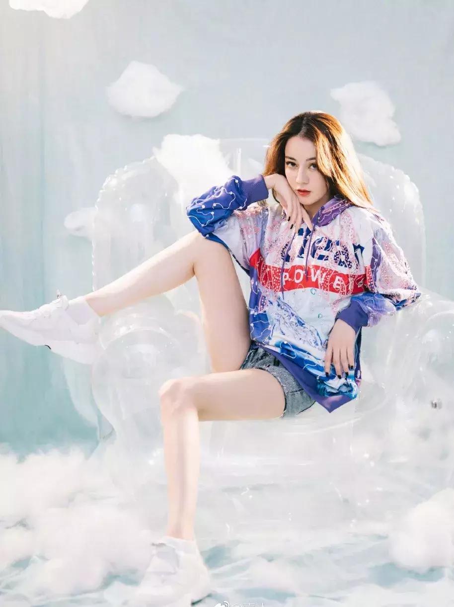 热巴当众撕衣服热舞,谁受得了