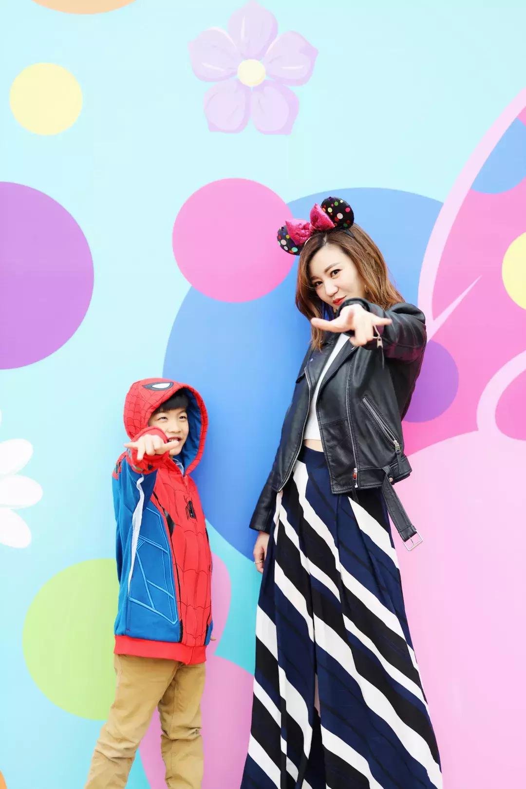 我们在上海迪士尼里玩耍了一天，发现穿的美才能玩的好！