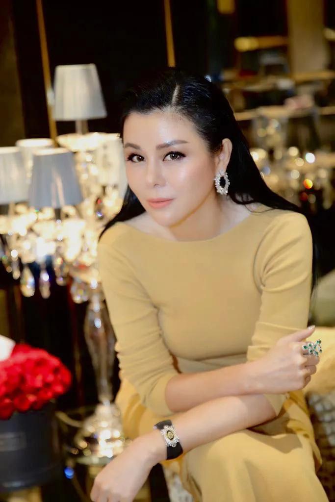 关之琳年轻爱珠宝,香港女星关之琳珠宝