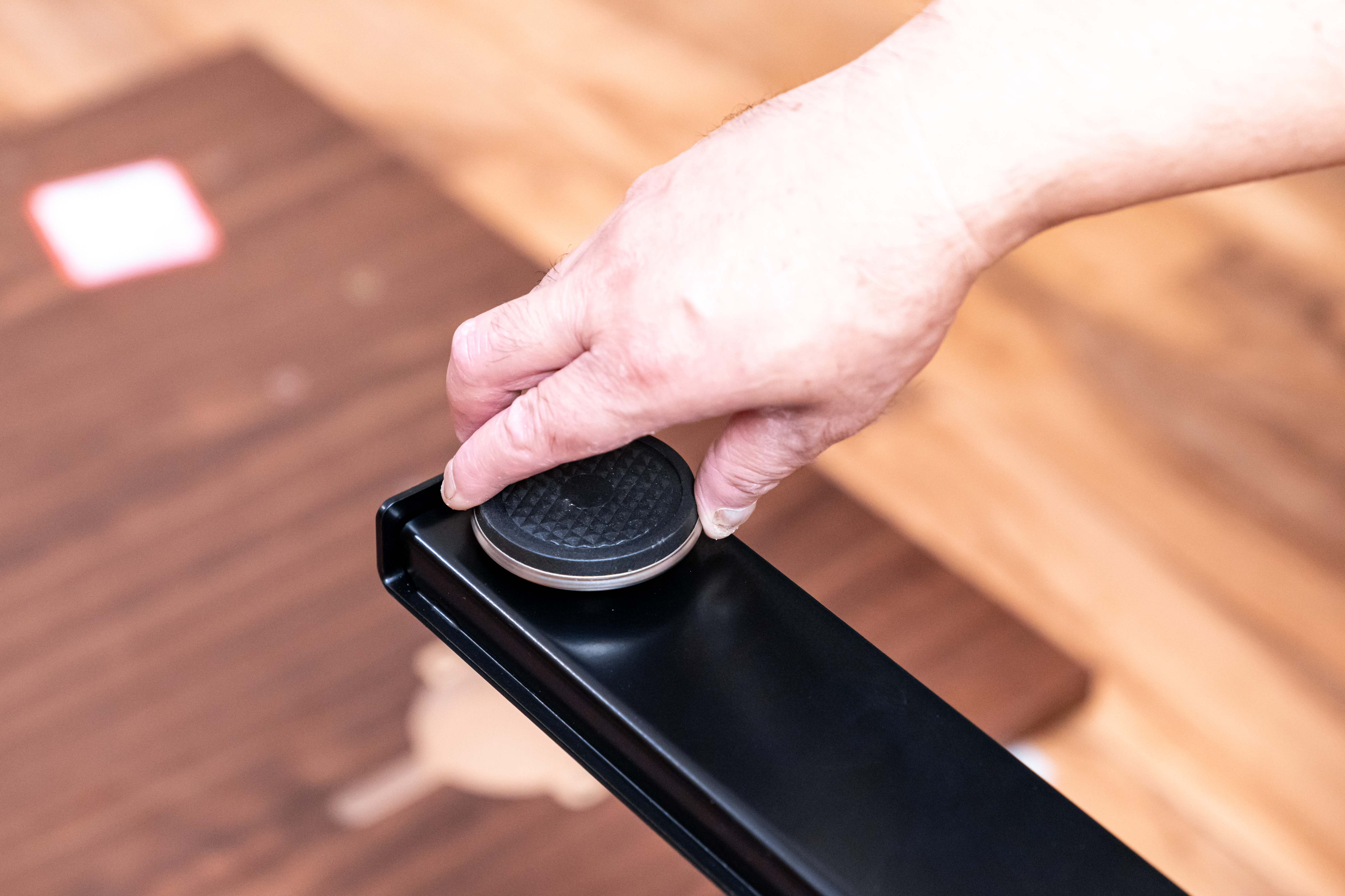 怎样买电动升降桌划算,电动升降桌如何选板材