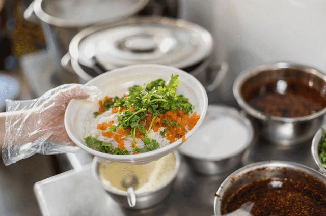 徐州68岁阿姨卖米线,徐州一家米线养活几十口人