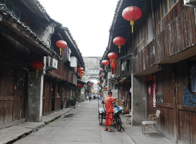 这条街以前很繁华,这条街历经百年变迁