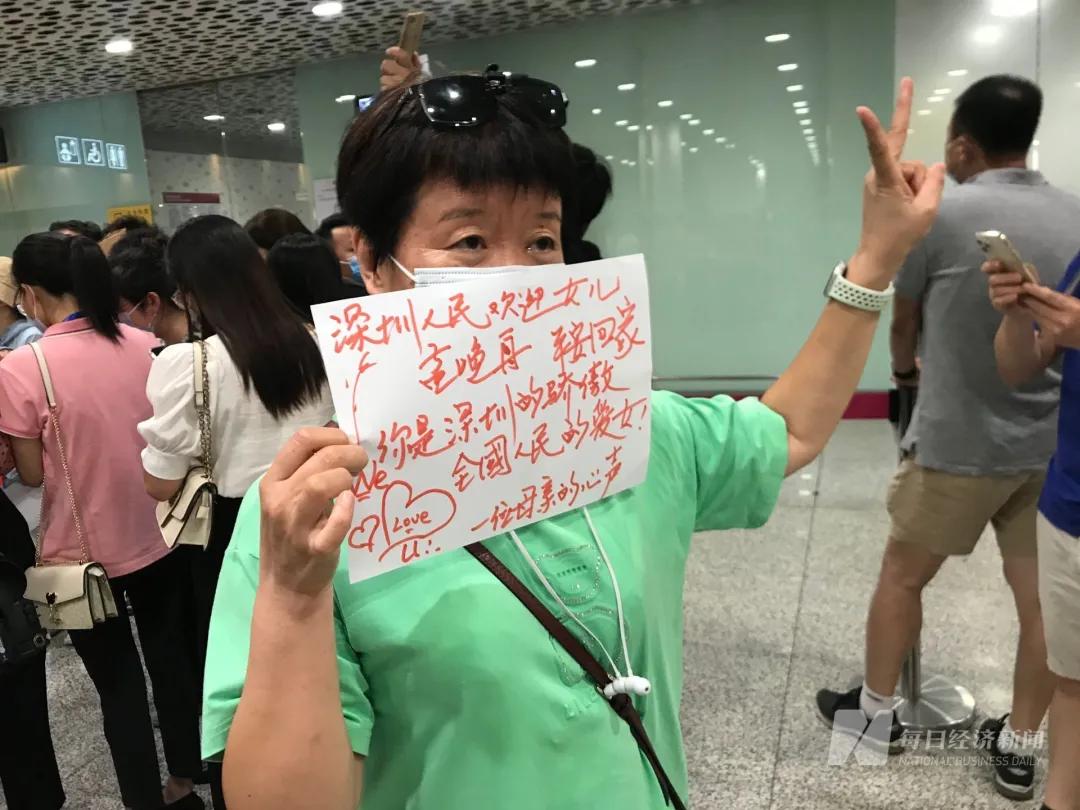 昨晚到家!孟晚舟胸前一个细节冲上热搜!