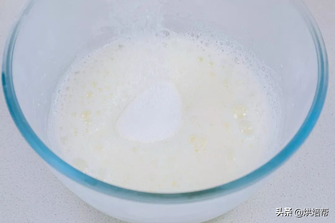 简单蛋糕做法不用牛奶和低筋面粉,1斤面粉加多少鸡蛋和牛奶做蛋糕