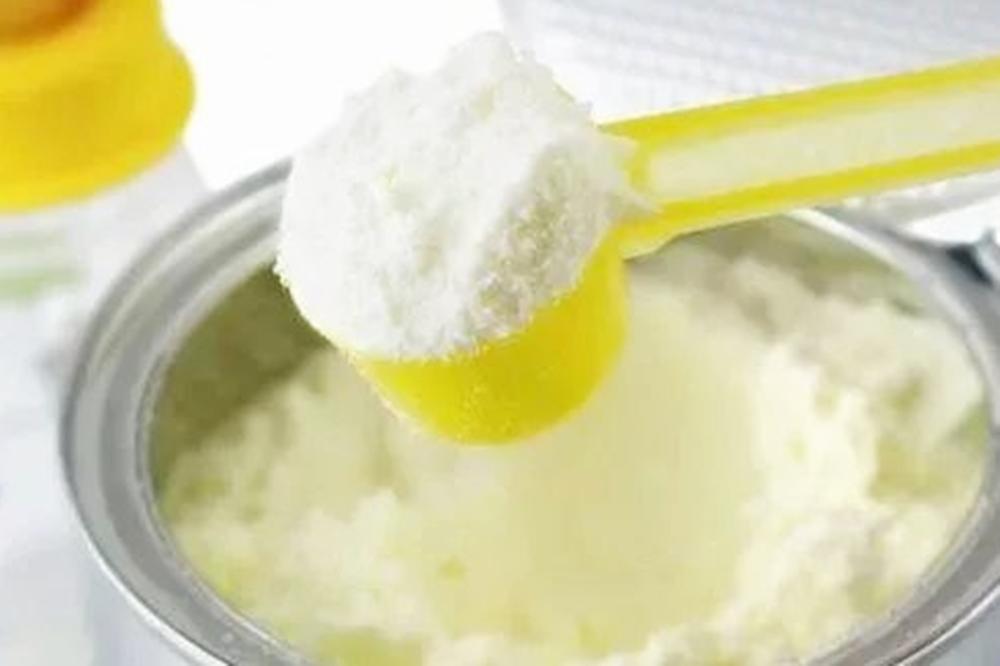 有些奶粉勺子为什么在奶粉里面,奶粉的小勺底部为什么有个小洞