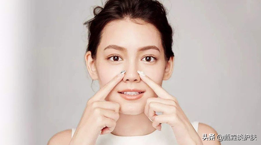 鼻子挤出白色条状物中医,鼻子边挤出白色条状物留下一个洞