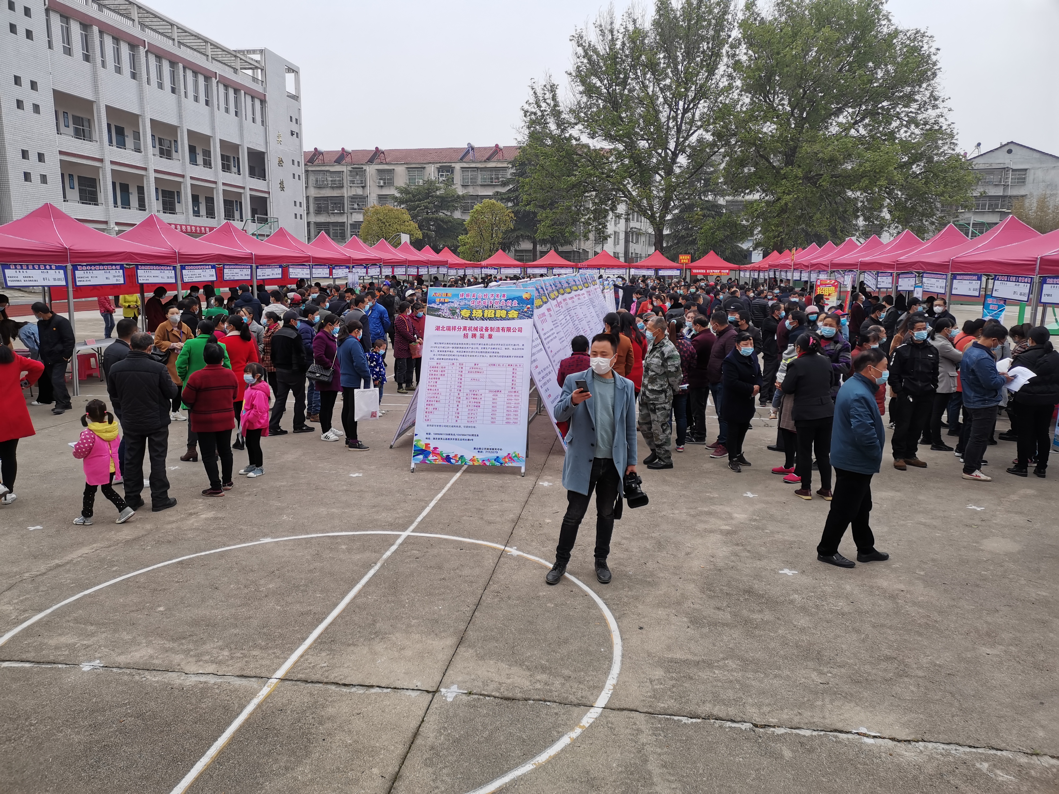 劳务对接贴心送岗到家两地携手全程返岗到位——武汉开发区赴英山县开展劳务对接,助力农民工返岗复工