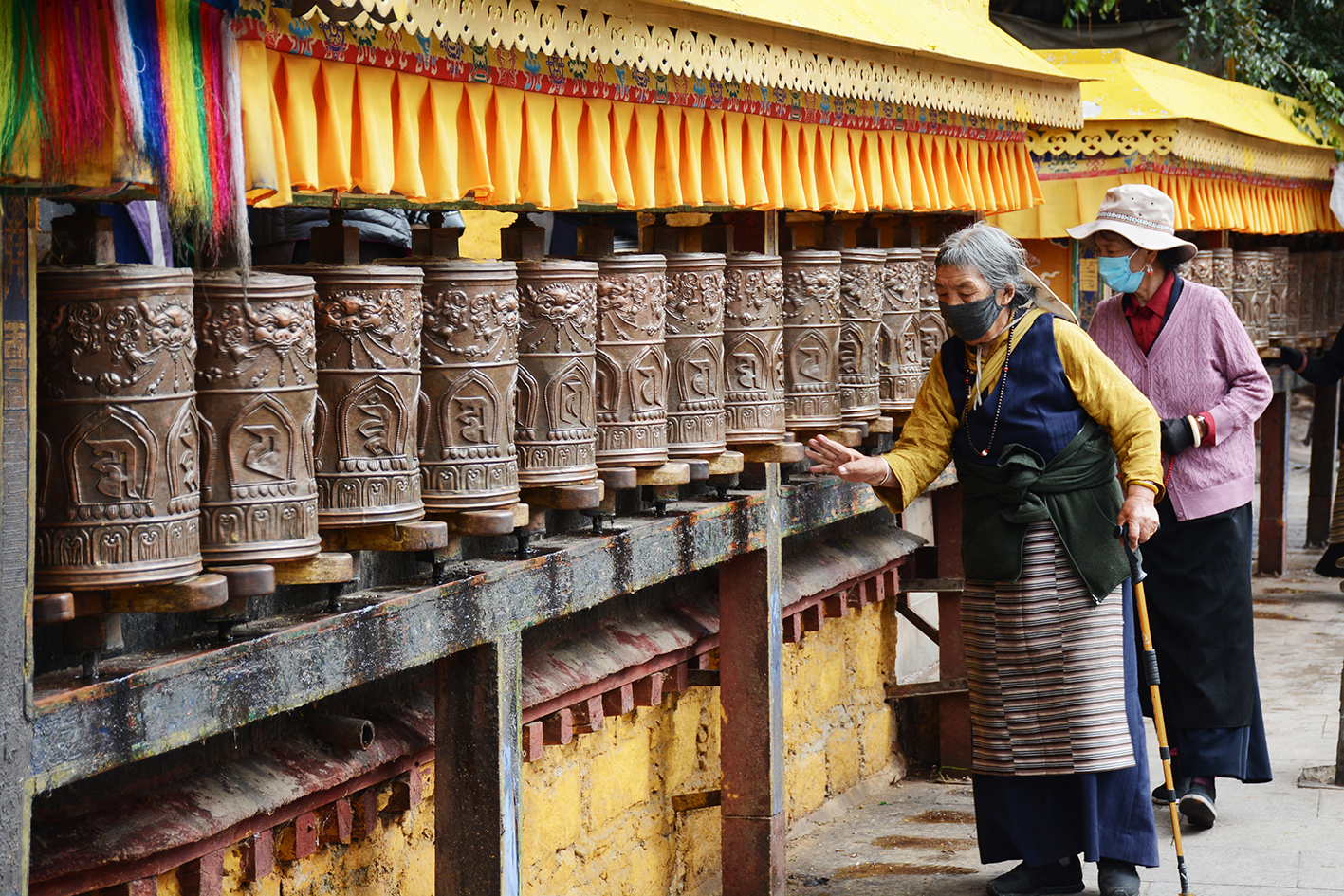 西藏转经轮是什么经,西藏转经筒正确转法