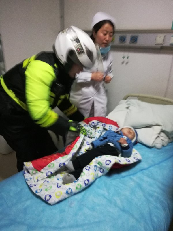 宝宝误咬舌头出血,暖心交警接过受伤儿童狂奔向医院