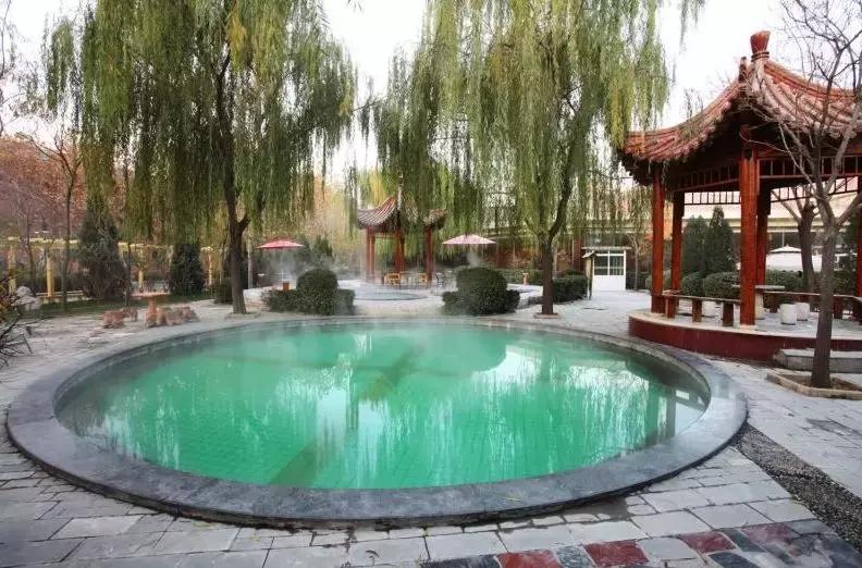 温泉山庄推荐享受惬意的温泉之旅,冬日暖阳泡温泉