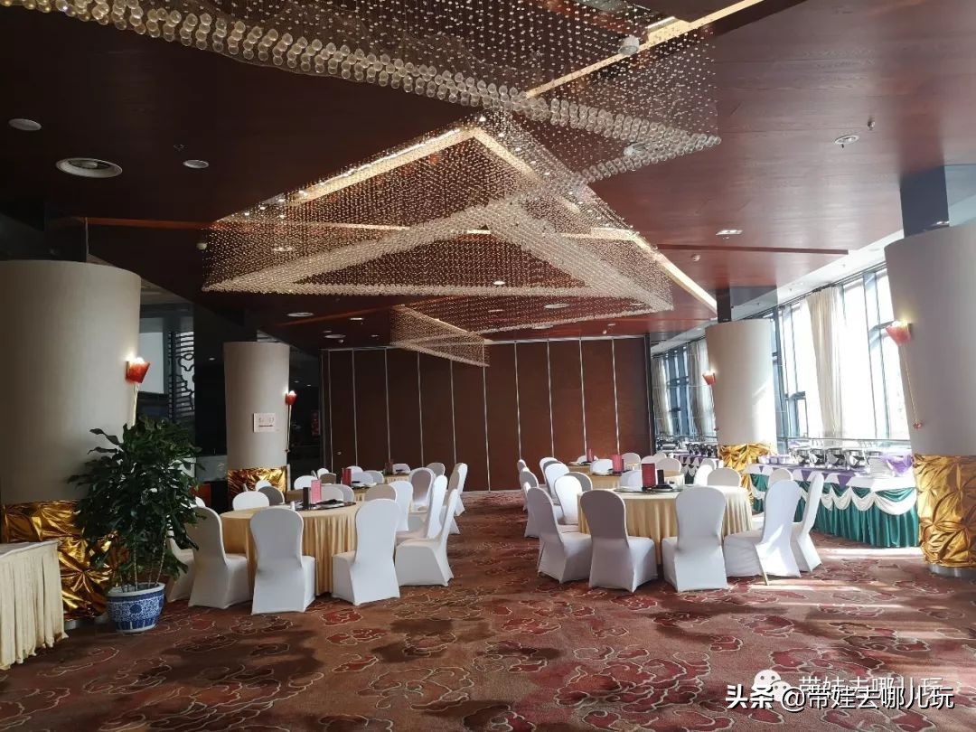 住别墅、滚草坪、躺在床上看电影，密云轻奢营地的花样玩法