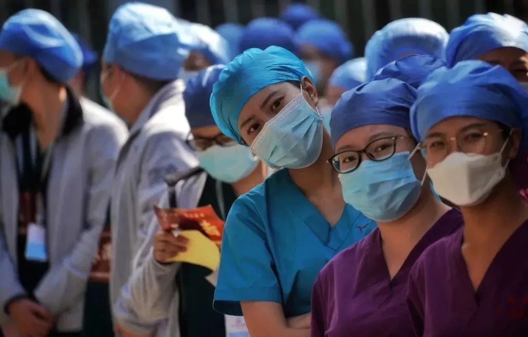 抗疫熬过来了只为遇见更好的明天,中国三年的抗疫英雄让我们铭记