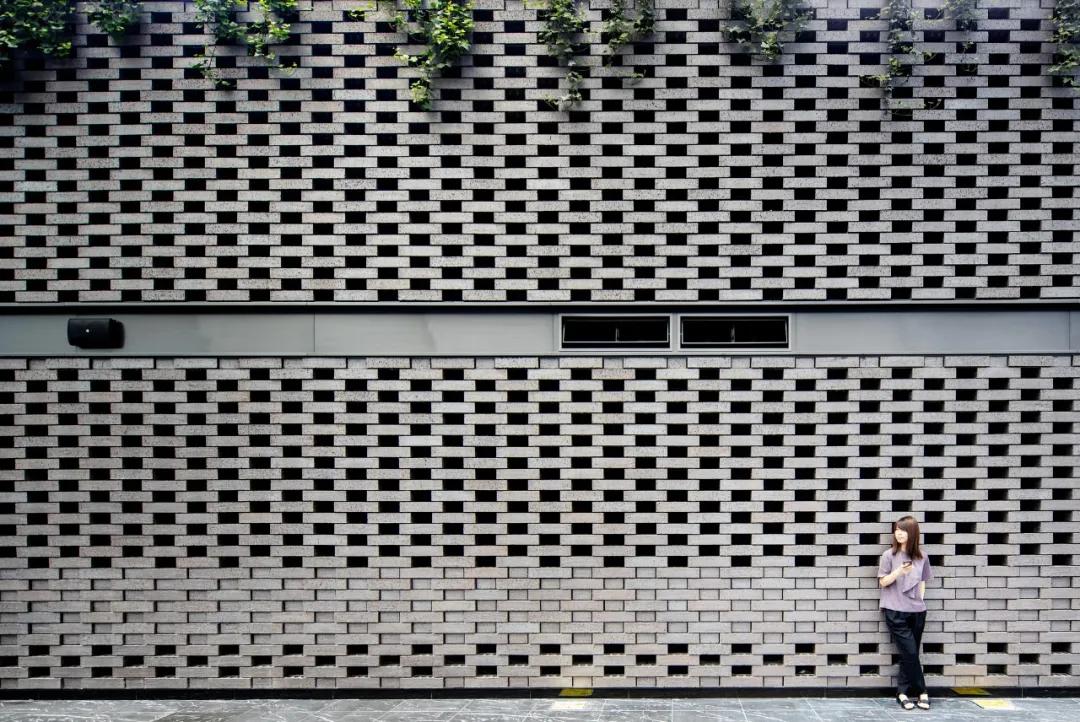 为高层穿“裙子”，新宿住友商事大楼/日建设计