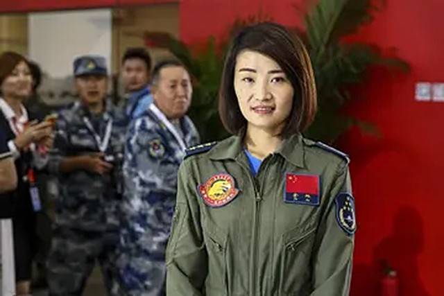 金孔雀余旭的最后一程:36万群众手捧菊花送别,墓前4架飞机模型