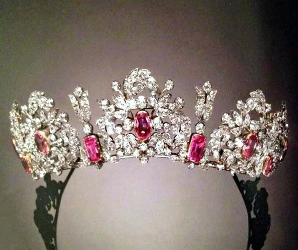 RR·TRENDS|守护十月的幸运,你需要这款“彩虹宝石”