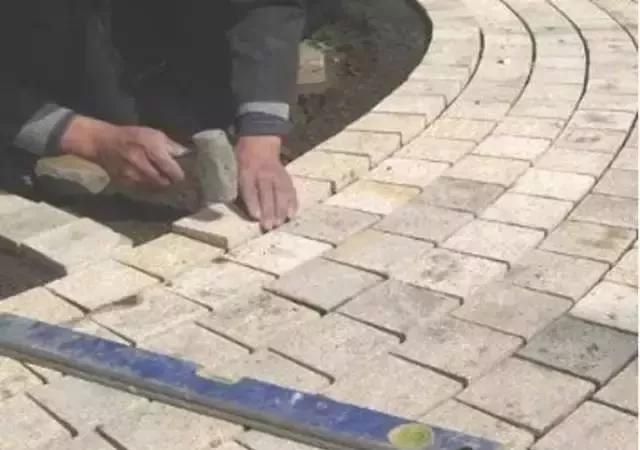 最简单的庭院地面铺装方法,庭院铺装最省钱的方法