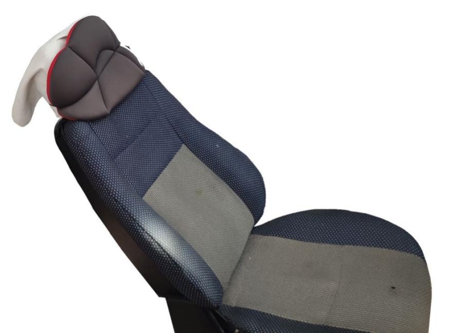 汽车座椅当牙椅？！男子被查时正徒手伸进老乡嘴里给人“搞牙”