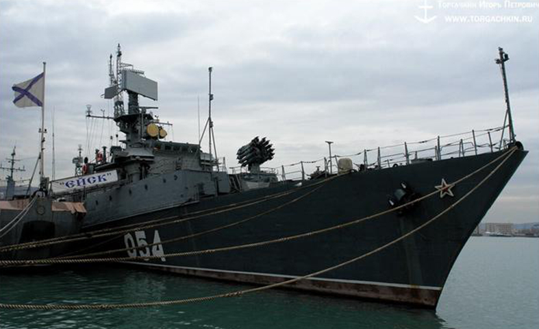 捡了大便宜！俄舰与货船相撞，舰艏红星掉落，竟成货船水手战利品