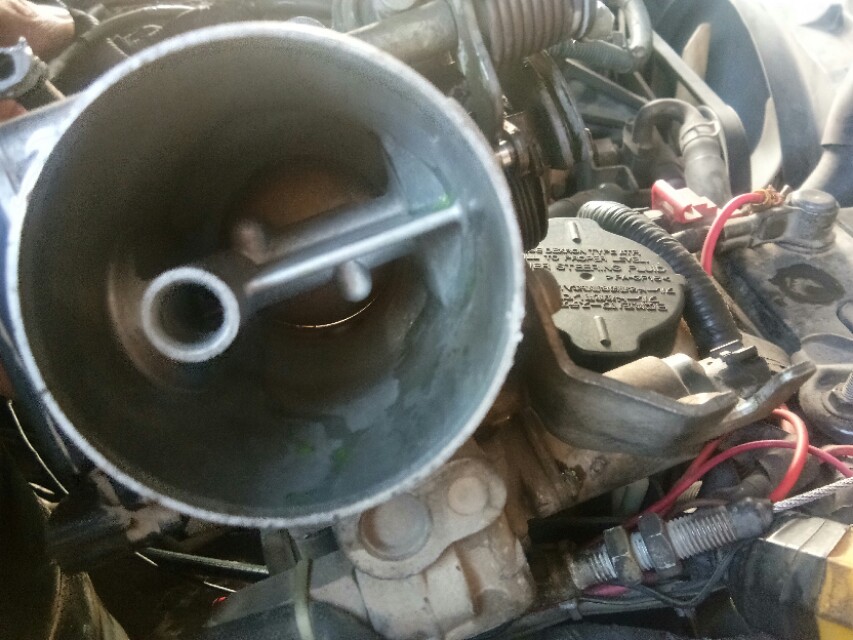 汽车冷车启动怠速比较高，尾气稍微有点呛！正常吗？