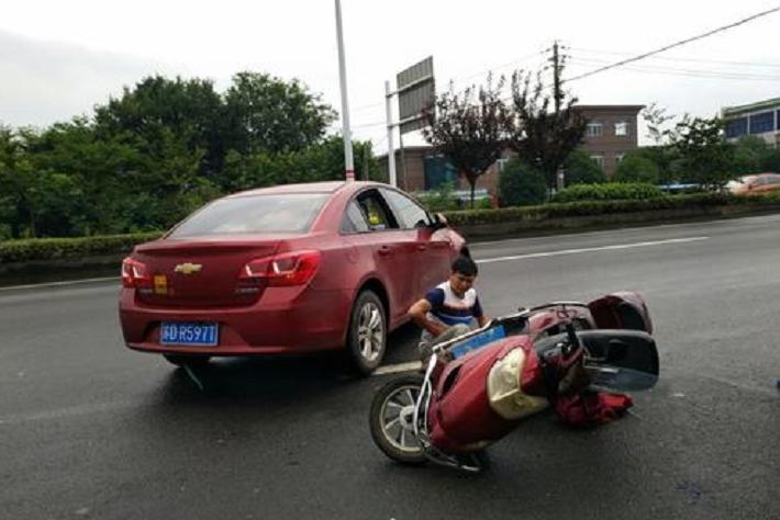 电动车追尾电动车人受伤谁负责,电动车追尾汽车有人受伤谁负责