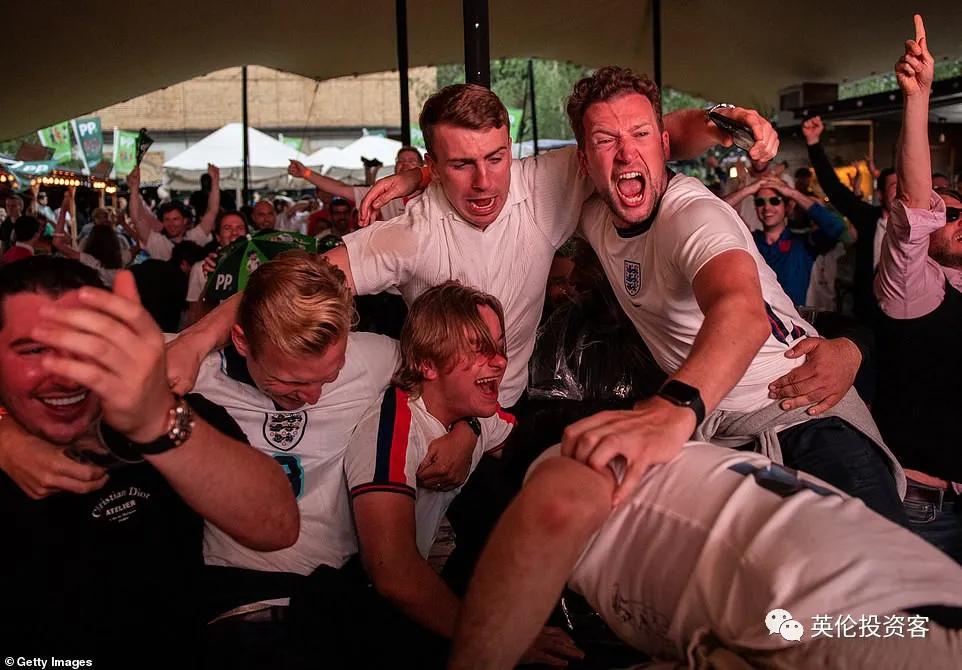 英格兰进球球迷疯狂欢呼,英格兰球迷疯狂庆祝淘汰德国