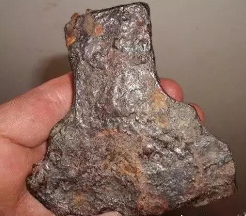 玄铁剑是谁的剑,玄铁重剑中的玄铁是什么构造