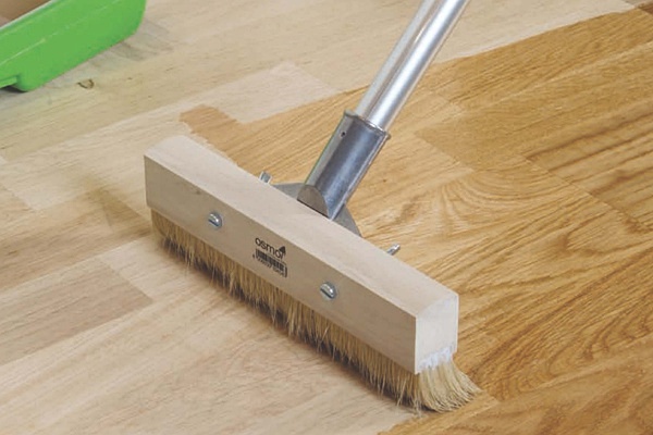 实木家具上漆时，木蜡油真比水性漆环保吗？选好木蜡油有诀窍