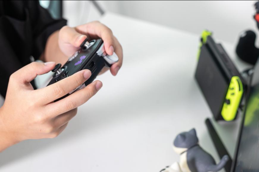 怪物猎人里，用机关枪屠龙是什么体验？网友：我的按键坏得更快了