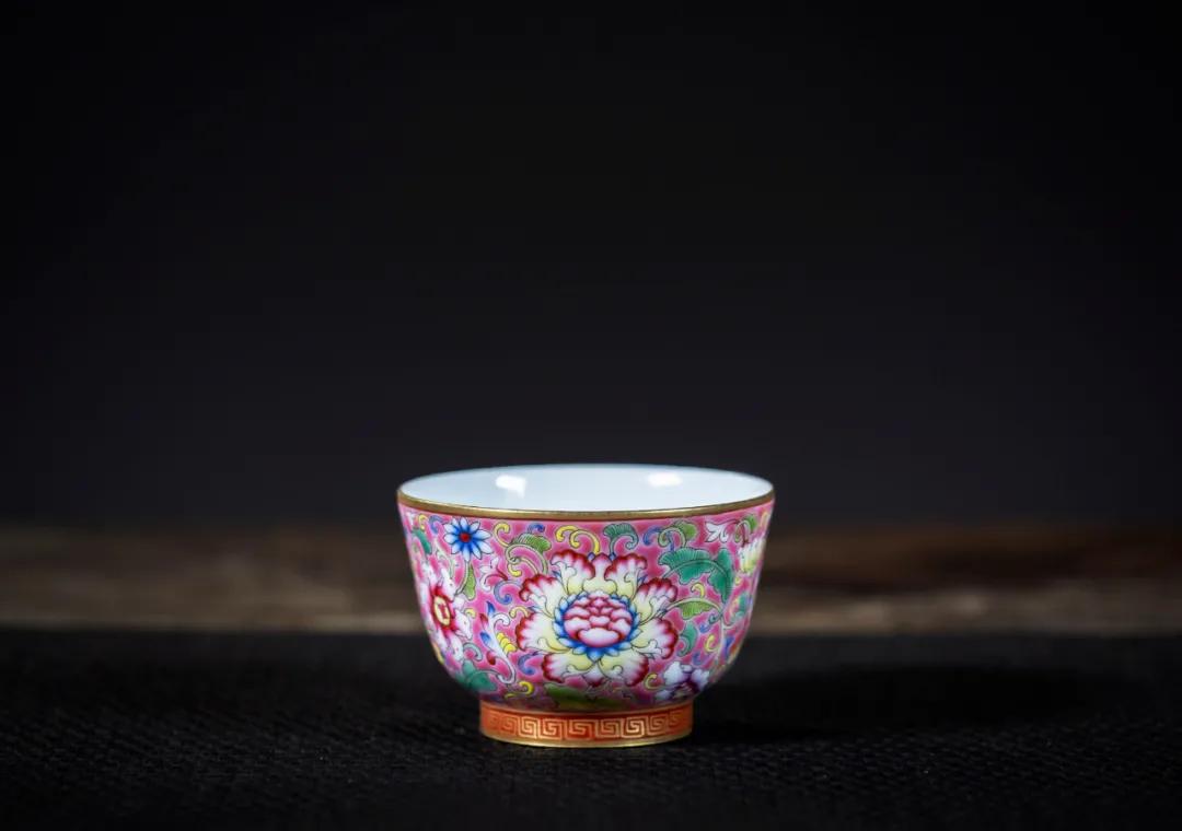 宫廷用的珐琅彩盖碗杯,珐琅彩堆花杯
