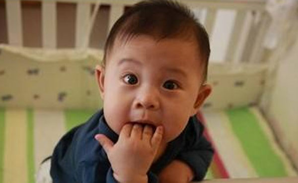 宝宝咬手指怎么纠正,宝宝咬指甲是怎么纠正