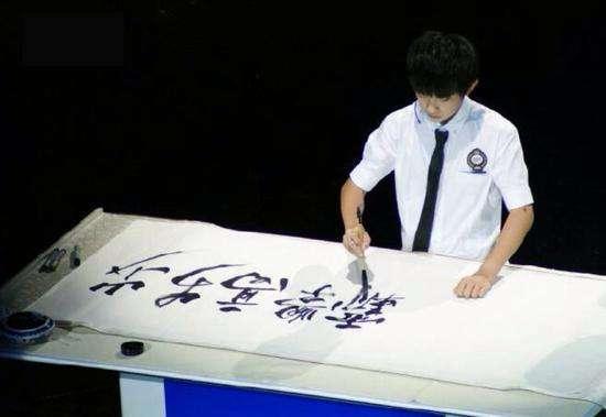 易烊千玺荣获金像奖最佳新人演员,易烊千玺成最年轻金像奖准影帝