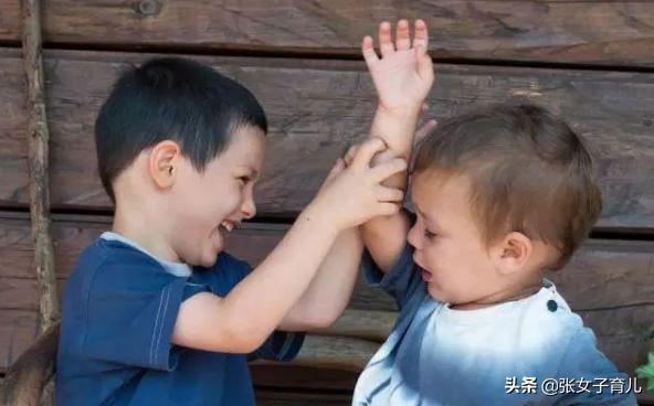 2岁宝宝爱打人该怎么正确引导,两岁多宝宝喜欢打人该怎么办
