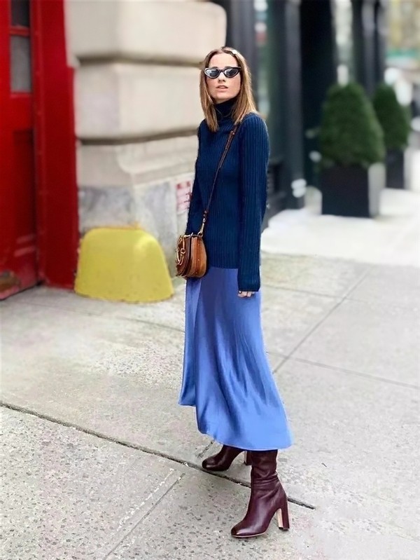40岁女人穿毛衣搭配什么裤子,50岁女人毛衣配裙子的经典搭配