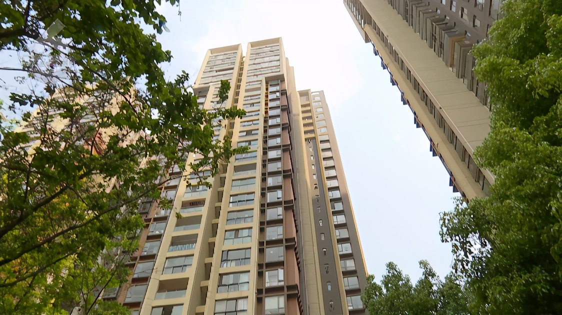 醉酒、吵架、放火烧家?还好昆明这小区有个称职的保安