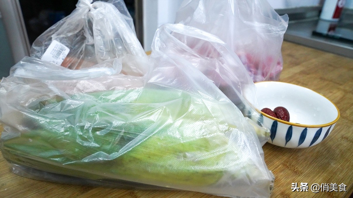 炖排骨汤千万别加水,炖排骨时切记不要先焯水