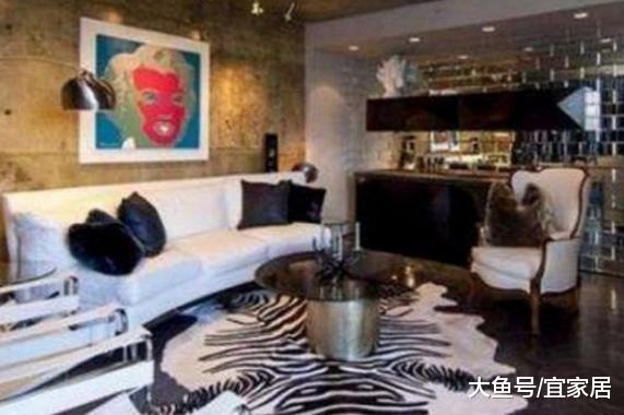 *小鹏李**晒出自己的豪宅,一家人住在豪华别墅,周围属于富人区