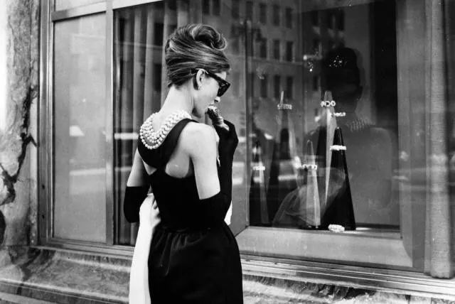 推出万元以下的精巧饰品、上线电商功能，蒂芙尼的转型之路