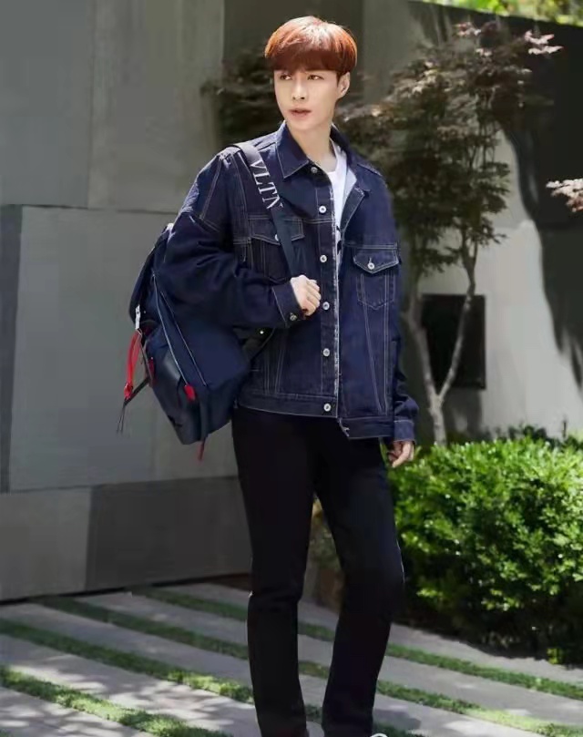 张艺兴的时尚穿搭阳光又帅气,张艺兴直播牛仔外套穿搭