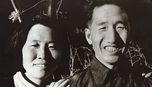 “布衣元帅”*向前徐**，年轻时曾加入国民*党**，有一件事令他抱憾终身