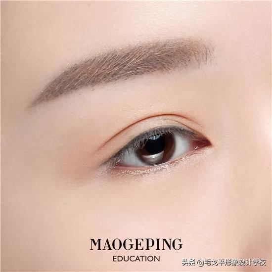 红色眼妆怎么画显大又干净,红色眼妆不画眼线