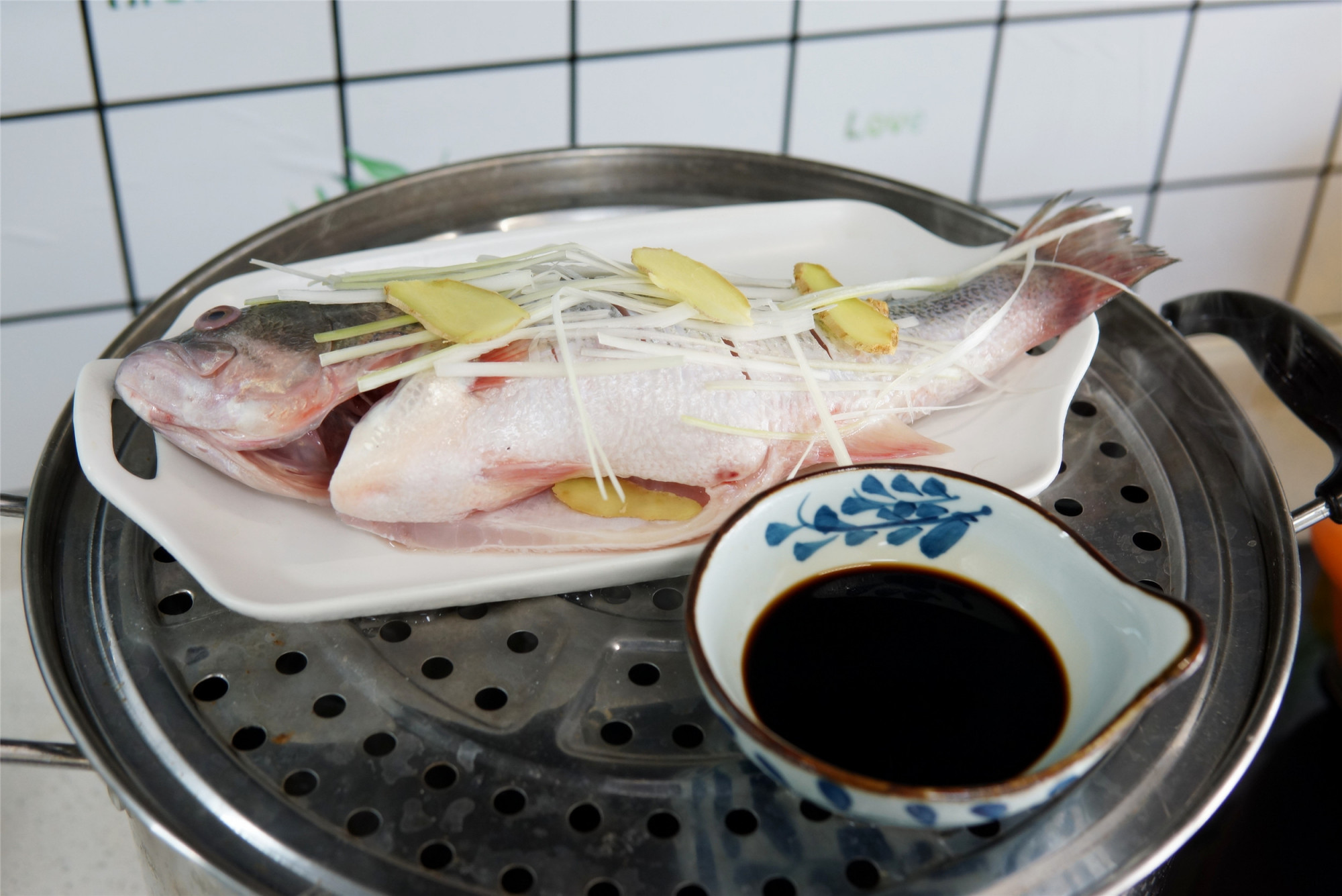 清蒸鱼没有葱姜怎么去腥,清蒸鱼用什么鱼刺少好吃