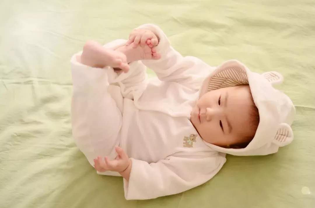 婴儿打颤惊跳怎么办,刚出生的宝宝总是惊颤