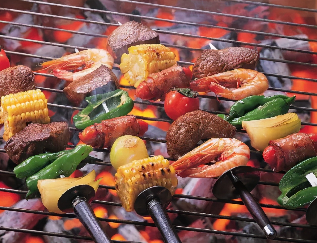 怎样做烧烤生意才能赚钱,烧烤和火锅哪个生意赚钱