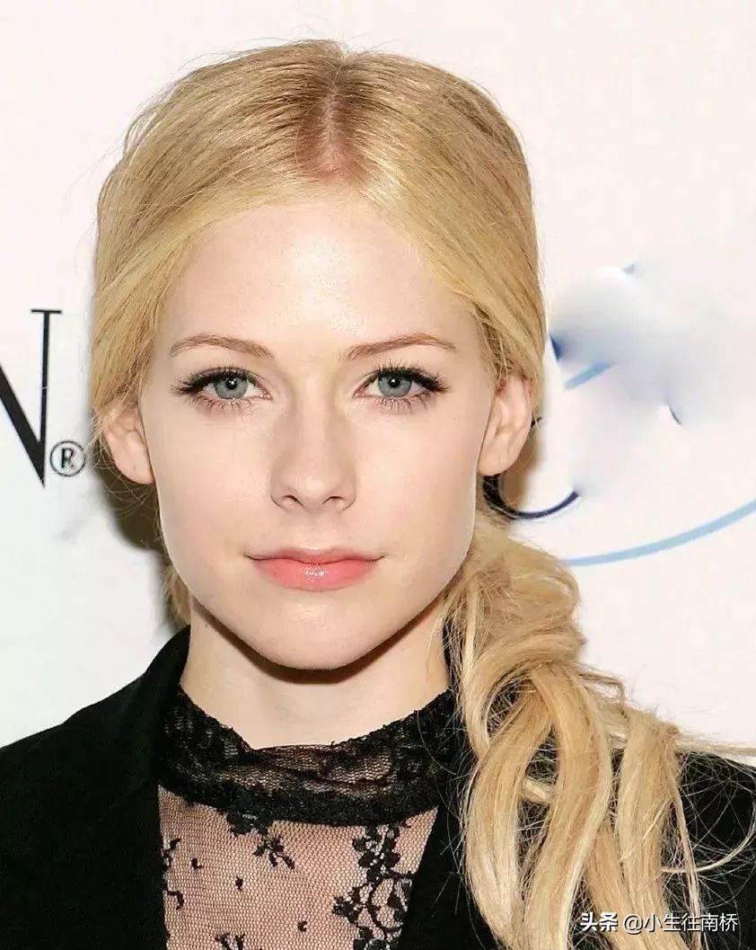 艾薇儿16岁成为歌后,艾薇儿宣布回归近照