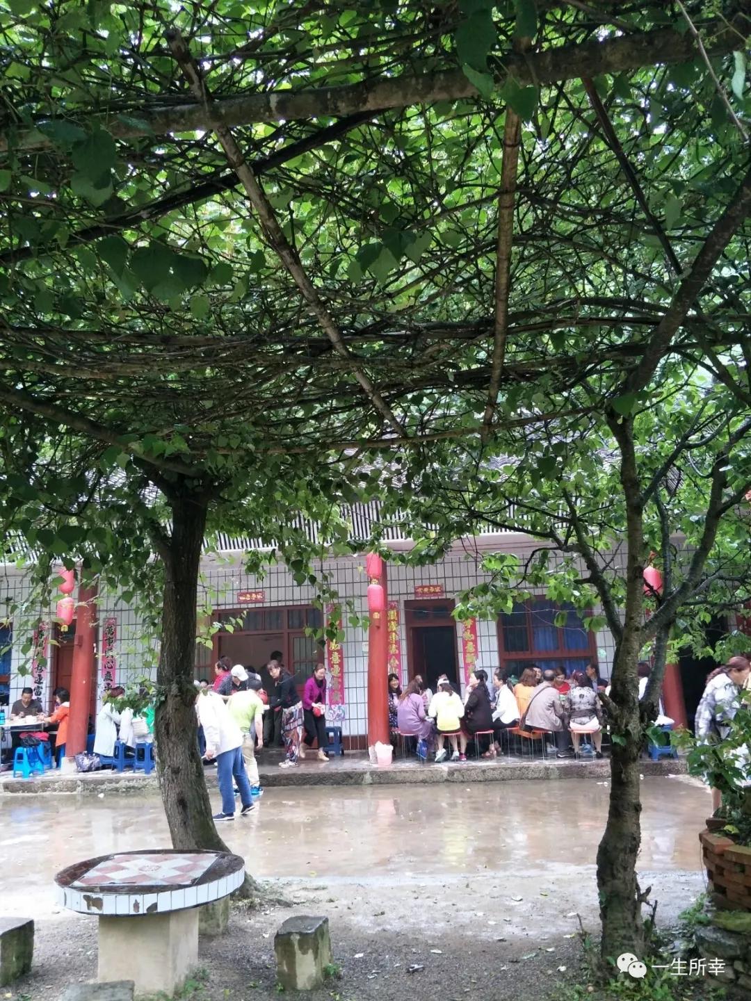 一川碧水,一川碧水一重山