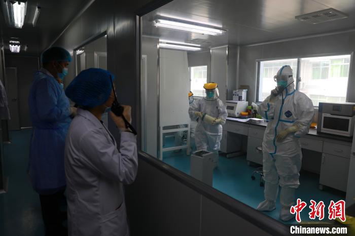 90后核酸采样员面对失业,90后病毒检测员