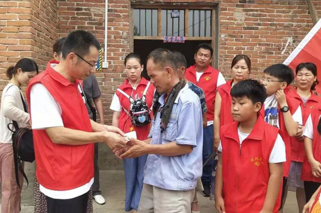 带上爱，再出发！邓州义工雷锋营连续六年帮扶的小张燕考上二高了