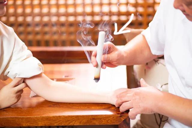 孩子手指脱皮不痒是怎么回事,手指脱皮儿童可用艾草水泡吗