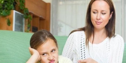 女孩夹腿是性意识萌发，两位妈妈的做法，把娃引向了不同的人生